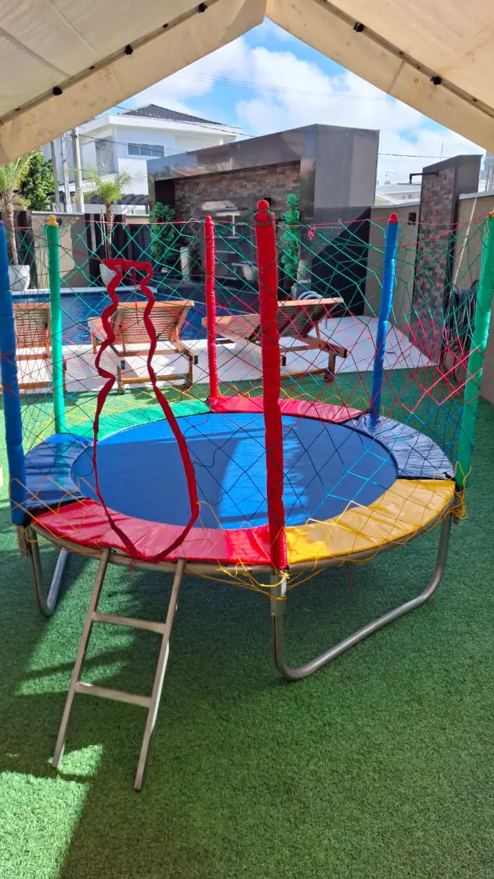 Crianças brincando em brinquedo inflável